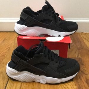 Black/White Nike Huarache Run - Boys size 6